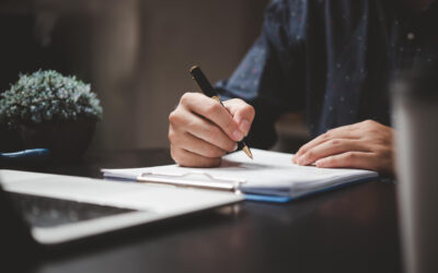 Quais serviços compõem o modelo de contrato fee mensal?