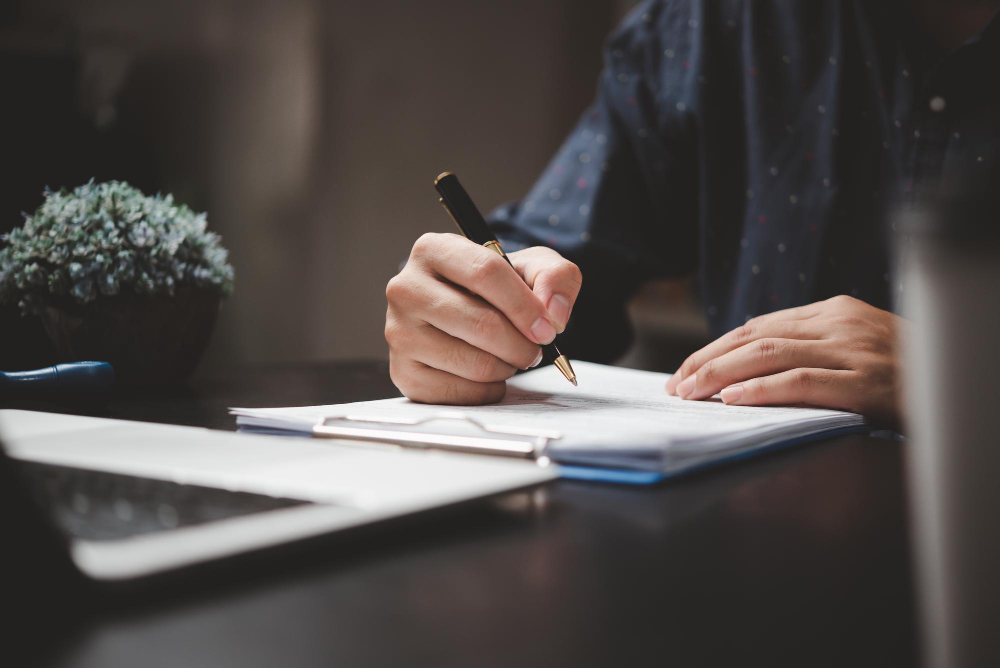 Quais serviços compõem o modelo de contrato fee mensal?